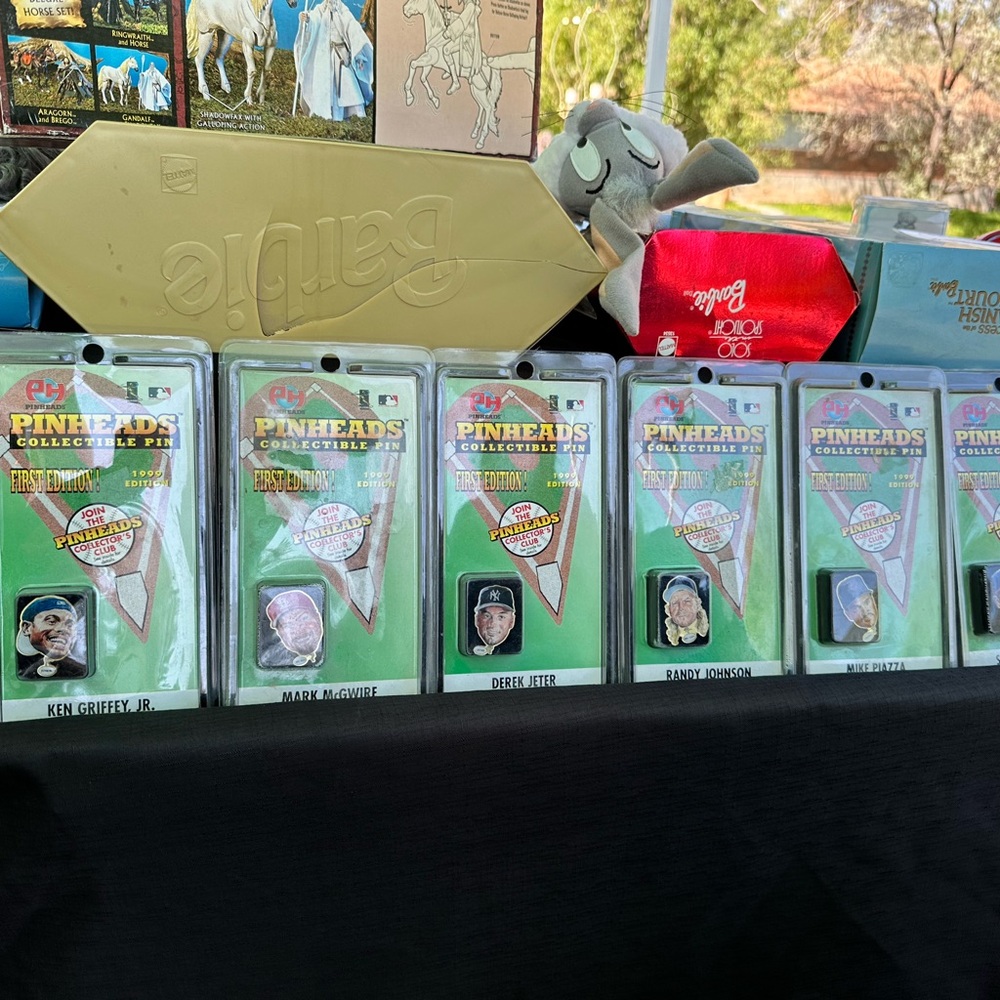 Pinheads Collectible Pins Set